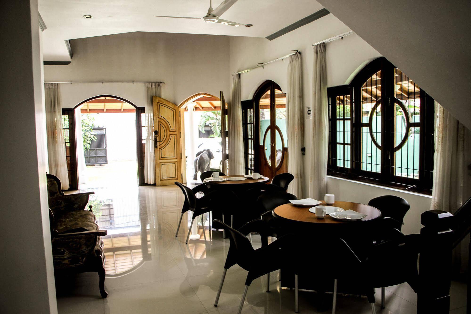 Flipflop Hostel Negombo Luaran gambar